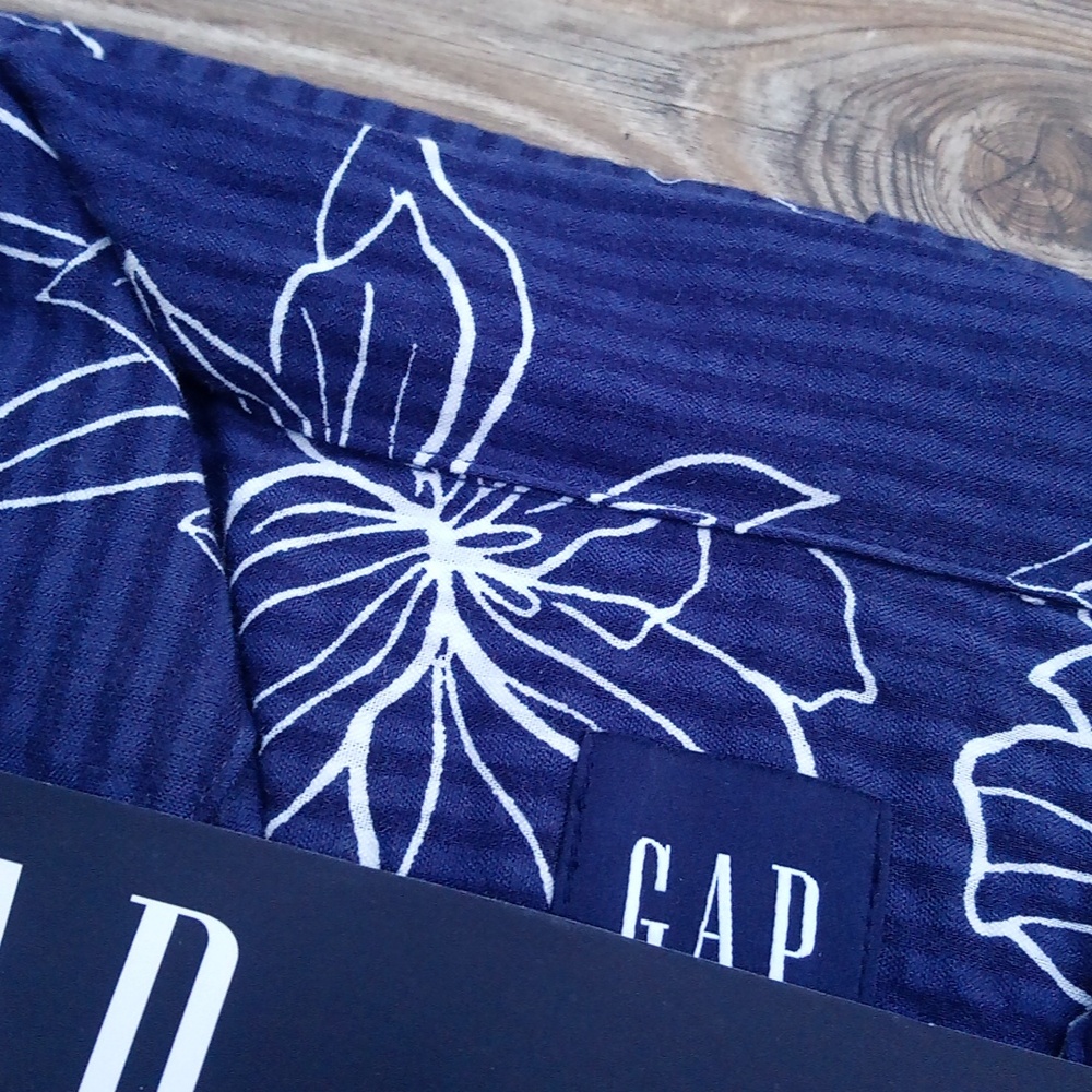 New Gap Seersucker Short Sleeve Striped Hawaiian Blue Button Up Shirt - Picture 10 of 10